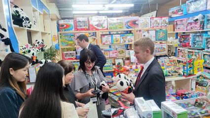 新西兰总理在北京逛街买了啥?购物体验如何?